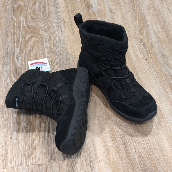 Skechers Shoes - ❤️ NWT Skechers Women's Black leather Quilted Winter Boots size 5 ❤️